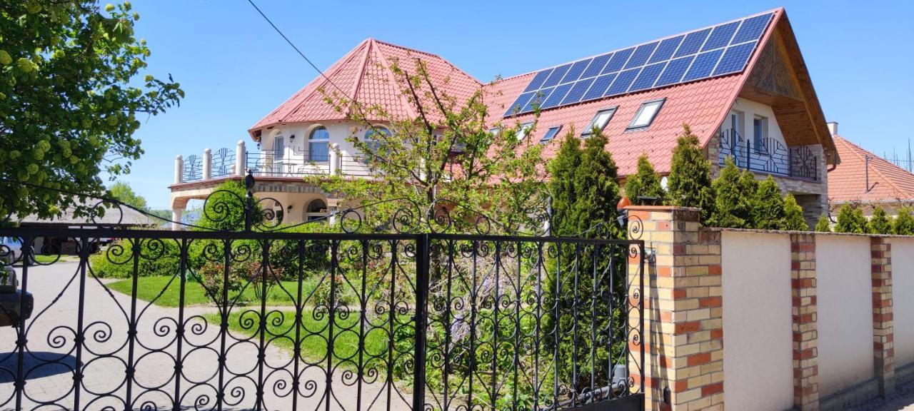 Village Garden Family Guest House Tiszakanyár エクステリア 写真