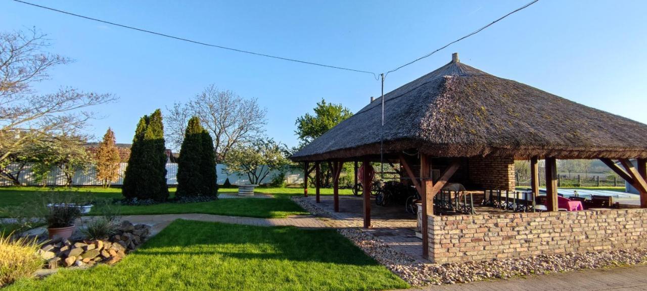 Village Garden Family Guest House Tiszakanyár エクステリア 写真