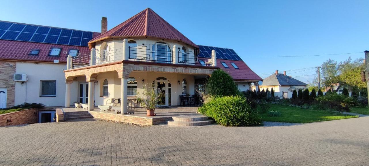 Village Garden Family Guest House Tiszakanyár エクステリア 写真
