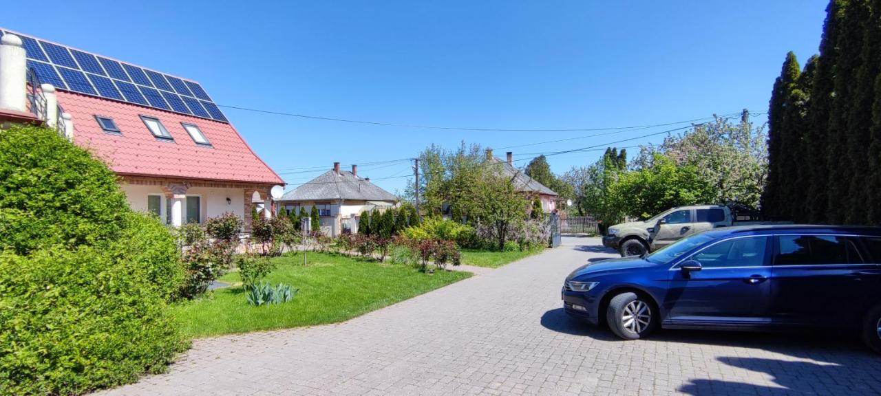 Village Garden Family Guest House Tiszakanyár エクステリア 写真