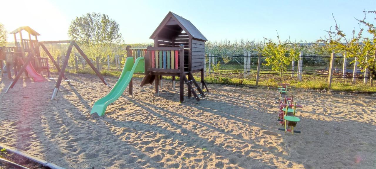 Village Garden Family Guest House Tiszakanyár エクステリア 写真