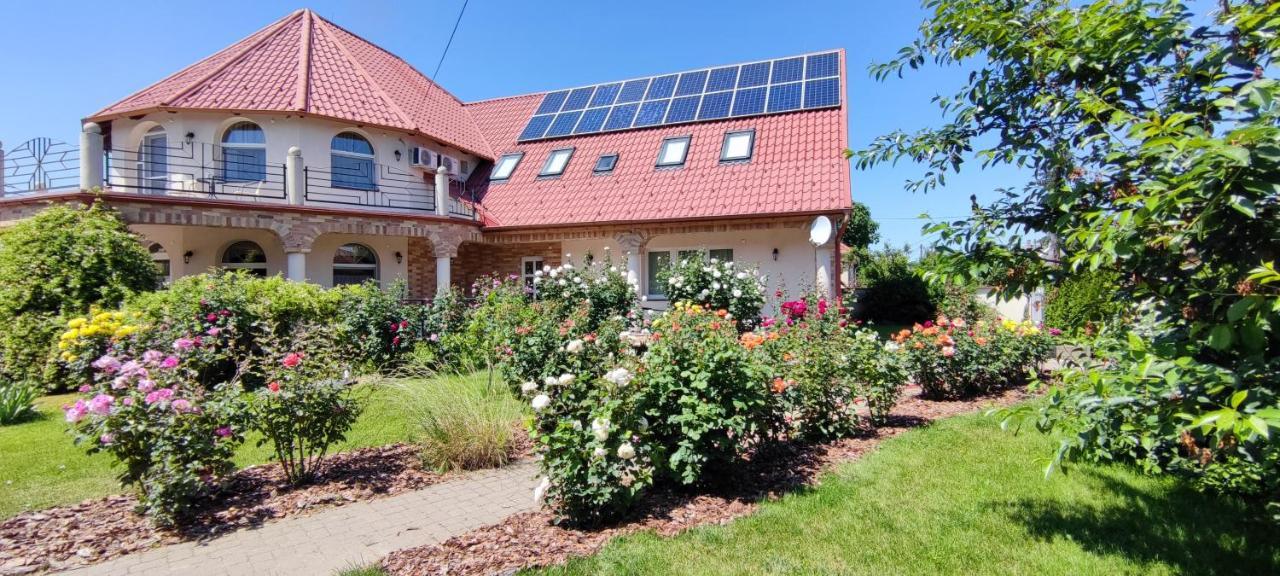 Village Garden Family Guest House Tiszakanyár エクステリア 写真